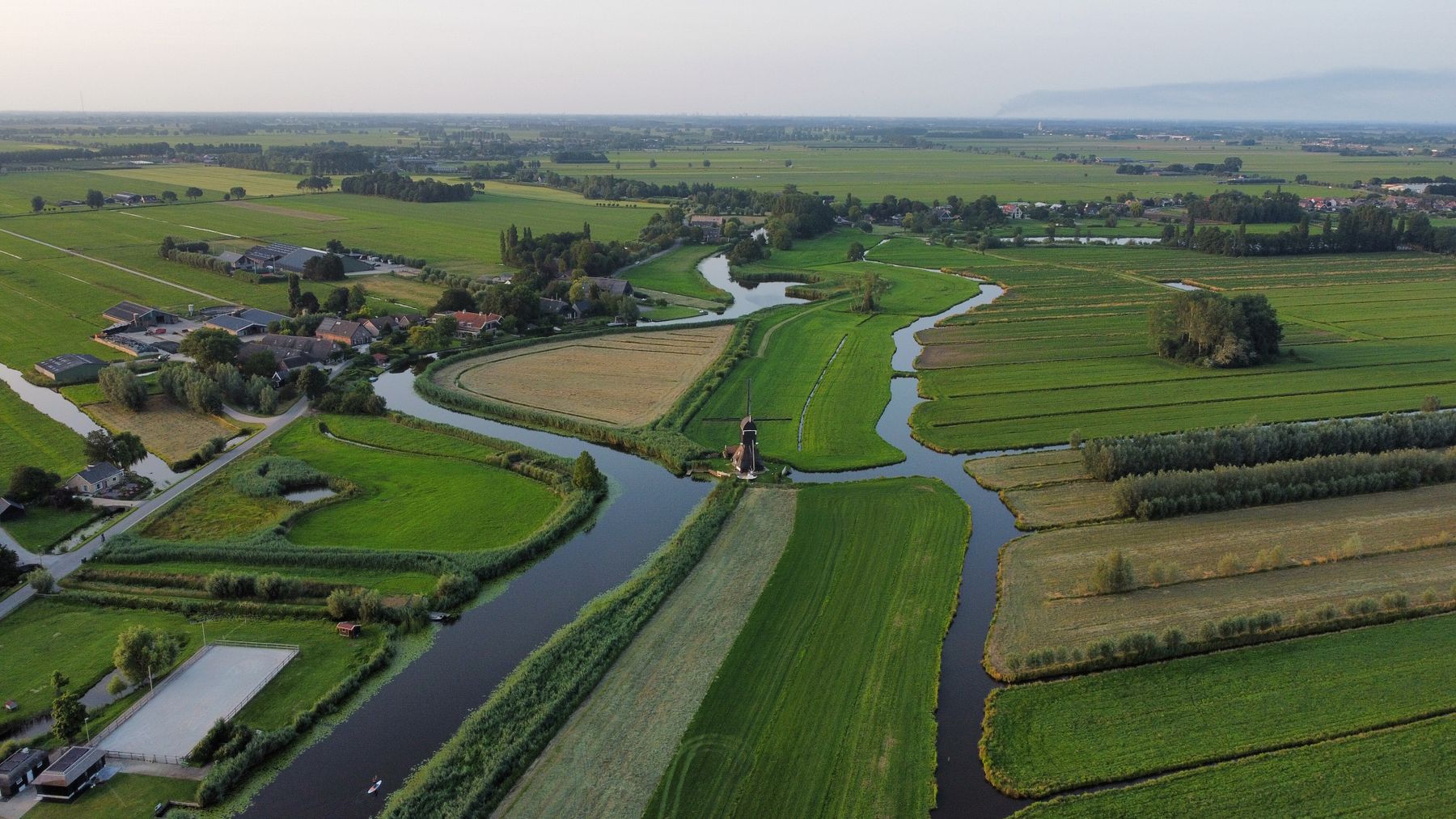 Dronebeeld boven een Nederlands landschap met vluchtinformatie in beeld